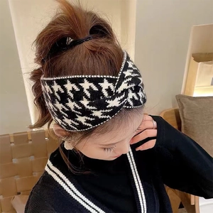 Retro houndstooth knitted headband with cross-twist design for women's autumn winter fashion