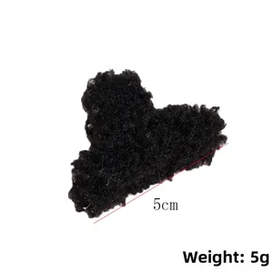Détail de la mini pince à cheveux cœur en peluche noire montrant la taille 5cm et 5g