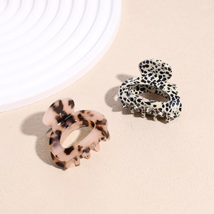 Elegant tortoiseshell and leopard print acetate hair claws in minimalist style