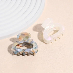 Elegant acetate claw clips in pearl white and marble pattern for stylish hair styling