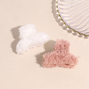Pinces à cheveux en laine d'agneau blanche et rose pour coiffures d'hiver