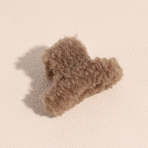 Vue détaillée de la pince à cheveux en peluche sherpa de couleur marron café