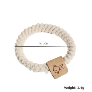 Gros plan d'un chouchou spirale en peluche blanche avec étiquette lapin et 5,5 cm de large