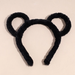 Gros plan d'un serre-tête oreilles d'ours en peluche noire en fausse fourrure douce