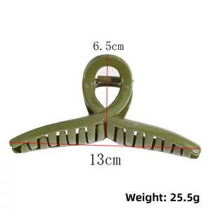 Dettaglio molletta per capelli verde oliva con dimensioni 13cm larghezza e 6,5cm altezza