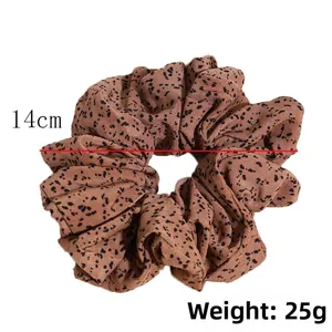 Vue détaillée d'un chouchou léopard de 14 cm avec une texture en coton et lin