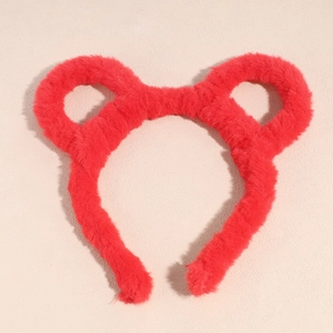 Détail macro du serre-tête oreilles d'ours rouge en peluche douce et soyeuse