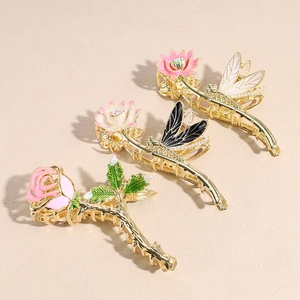 Luxe metalen haarklemmen met emaille rozen en libellen versierd met parels
