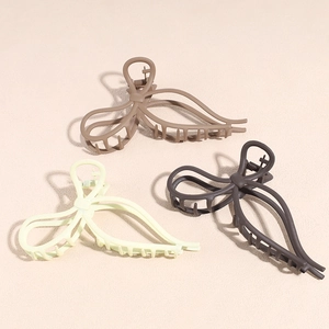 Lot de trois pinces à cheveux papillon mates en crème, marron et café pour cheveux épais