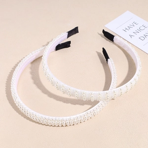 Lot de deux bandeaux élégants en satin blanc avec triple rangée de perles nacrées