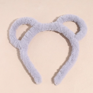 Détail du serre-tête oreilles d'ours en peluche avec texture douce en fausse fourrure