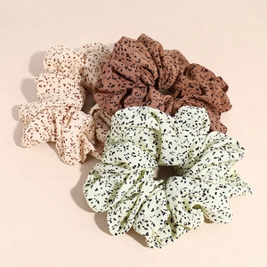 Lot de trois chouchous à pois en coloris crème, marron et vert clair pour femmes