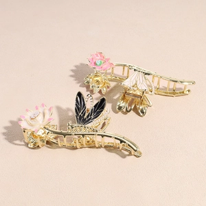 Elegante gouden metalen haarklemmen met roze geëmailleerde rozen en parelmoeren libellen