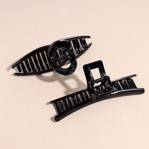 Set di eleganti mollette per capelli nere lucide con design minimalista curvo e ovale