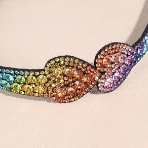 Regenbogen-Strass-Haarreif mit buntem Blattmuster auf schwarzer Samtbasis
