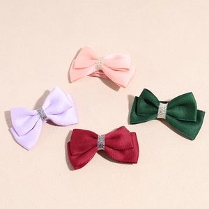 Lot de quatre barrettes à double nœud en ruban de satin coloré pour enfants en couleurs