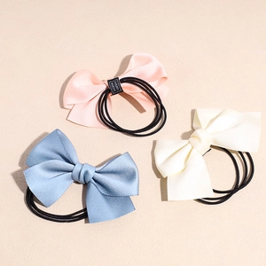 Trois chouchous avec nœuds élégants en rose, bleu clair et beige en tissu satiné élastique
