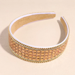 Detail von champagnerfarbenem Strass-Haarreif mit Seitenkette und braunem Samtfutter
