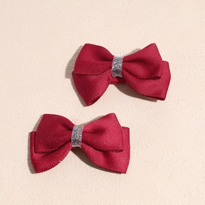 Lot de deux barrettes à double nœud en satin rouge avec bande centrale scintillante