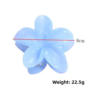 Détail d'une pince à cheveux fleur bleu clair, taille 8cm et poids 22,5g