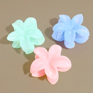 Lot de trois pinces à cheveux fleur de frangipanier en vert pastel, bleu clair et rose