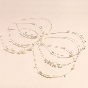 Serre-têtes fins en alliage doré avec perles, strass et motifs de papillons élégants