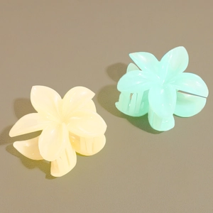 Pinces à cheveux en forme de fleur de frangipanier en jaune mat et vert menthe