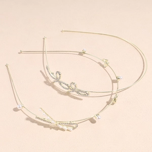 Lot de deux serre-têtes dorés avec nœud papillon en strass et perles élégantes