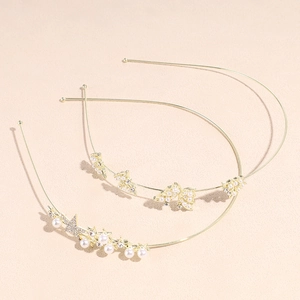 Ensemble de serre-têtes dorés avec perles papillons et strass étoiles sur fond rose