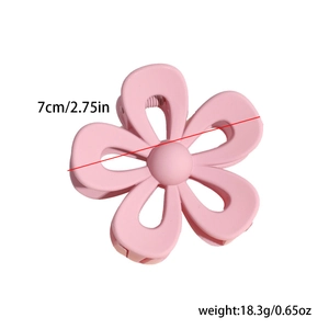 Dimensioni e peso della pinza per capelli a fiore rosa opaco su sfondo bianco puro