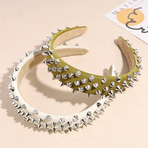 Serre-têtes baroques en vert olive et blanc cassé avec des rivets punk métalliques argentés
