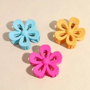 Tre fermagli per capelli a forma di fiore opaco in blu, rosa e giallo per acconciature