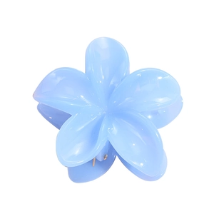 Pince à cheveux fleur de frangipanier bleu ciel translucide avec ressort en métal