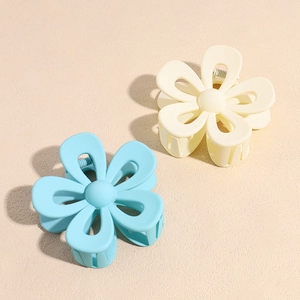 Mollette per capelli a fiore opaco nei colori azzurro e crema stile minimalista coreano