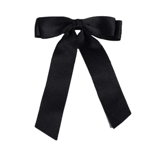 Eleganter schwarzer Satin-Schleifen-Haarclip mit langen Bändern auf weißem Grund