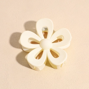 Dettaglio molletta a fiore color crema con finitura opaca e molla metallica resistente
