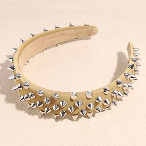 Détail d'un serre-tête punk kaki avec rivets métalliques argentés et doublure intérieure douce