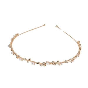 Serre-tête élégant en feuilles dorées avec perles blanches et strass sur fond blanc