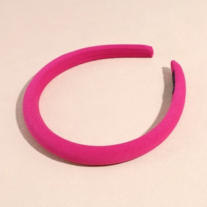 Dettaglio del cerchietto imbottito fucsia con trama in seta e etichetta interna