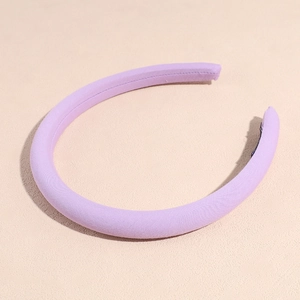 Dettaglio del cerchietto imbottito lavanda con tessuto twill e morbida imbottitura