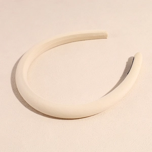Dettaglio cerchietto in spugna beige con tessuto testurizzato e design spesso moderno