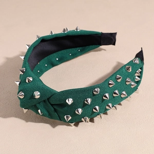 Gros plan d'un serre-tête en tissu vert foncé avec clous métalliques argentés style punk