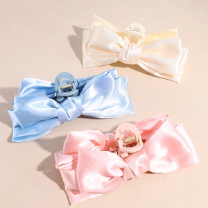 Lot de 3 pinces à cheveux satinées avec nœuds en blanc crème, bleu clair et rose doux