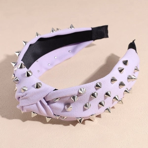Détail du serre-tête torsadé en tissu lavande orné de clous métalliques argentés punk chic