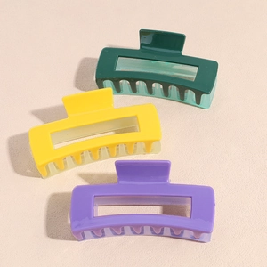 Lot de trois pinces à cheveux carrées colorées en vert, jaune et violet mat