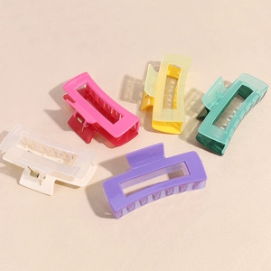 Détail de cinq pinces à cheveux rectangulaires mates aux couleurs pastel et acidulées