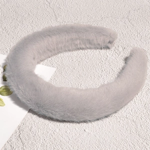 Serre-tête en fausse fourrure gris clair pelucheux au design large pour la coiffure
