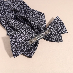 Fermaglio per capelli con fiocco a fiori neri e clip a molla in metallo argentato
