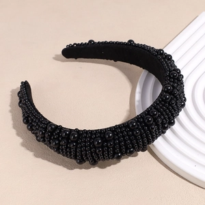 Detailansicht des schwarzen Perlenstirnbandes mit 3D-Perlen in verschiedenen Größen