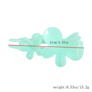 Vue détaillée d'une pince à cheveux papillon vert menthe montrant la taille de 11cm et 15,2g